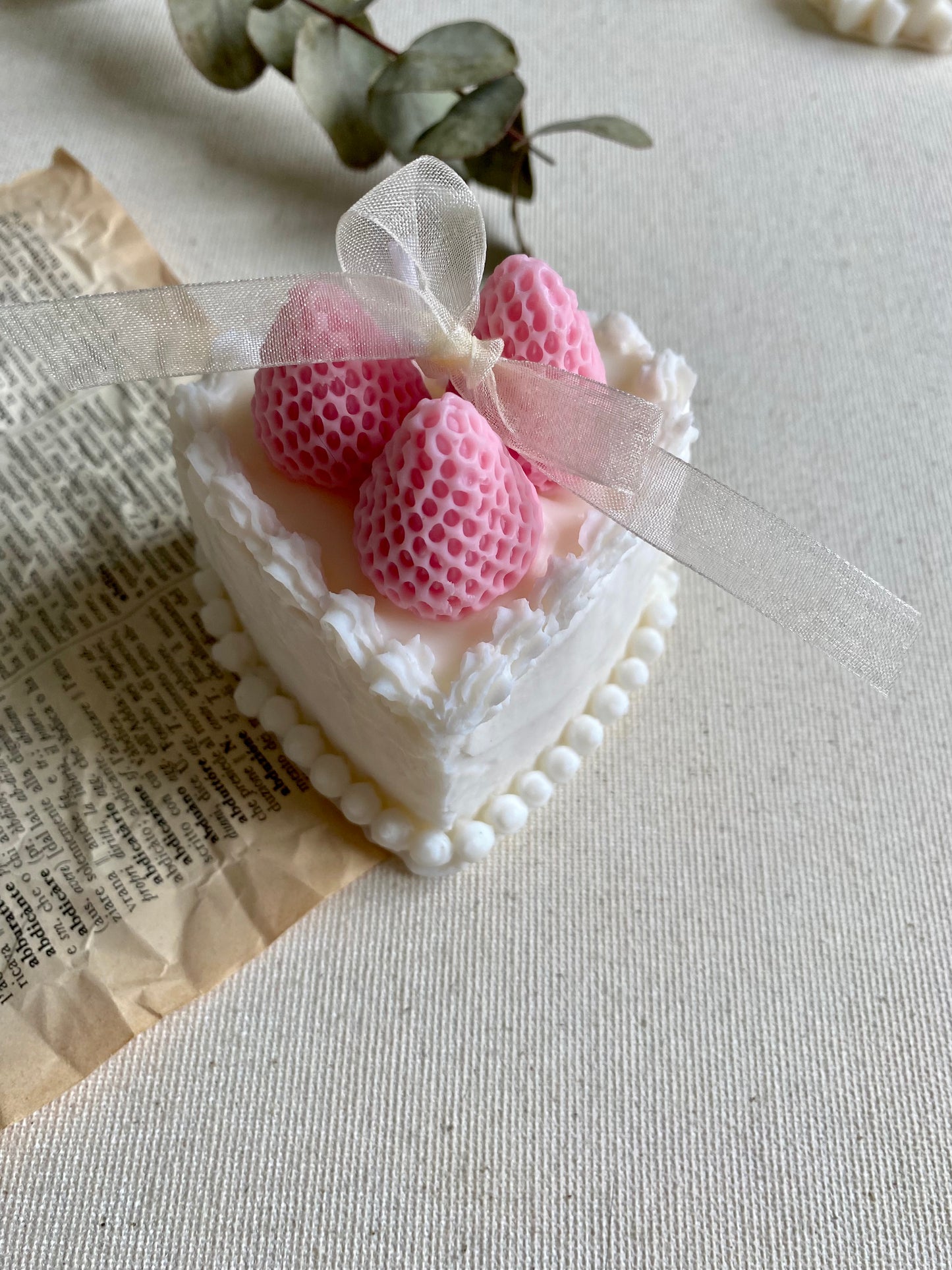 Candela “Torta a forma di cuore con le fragole “