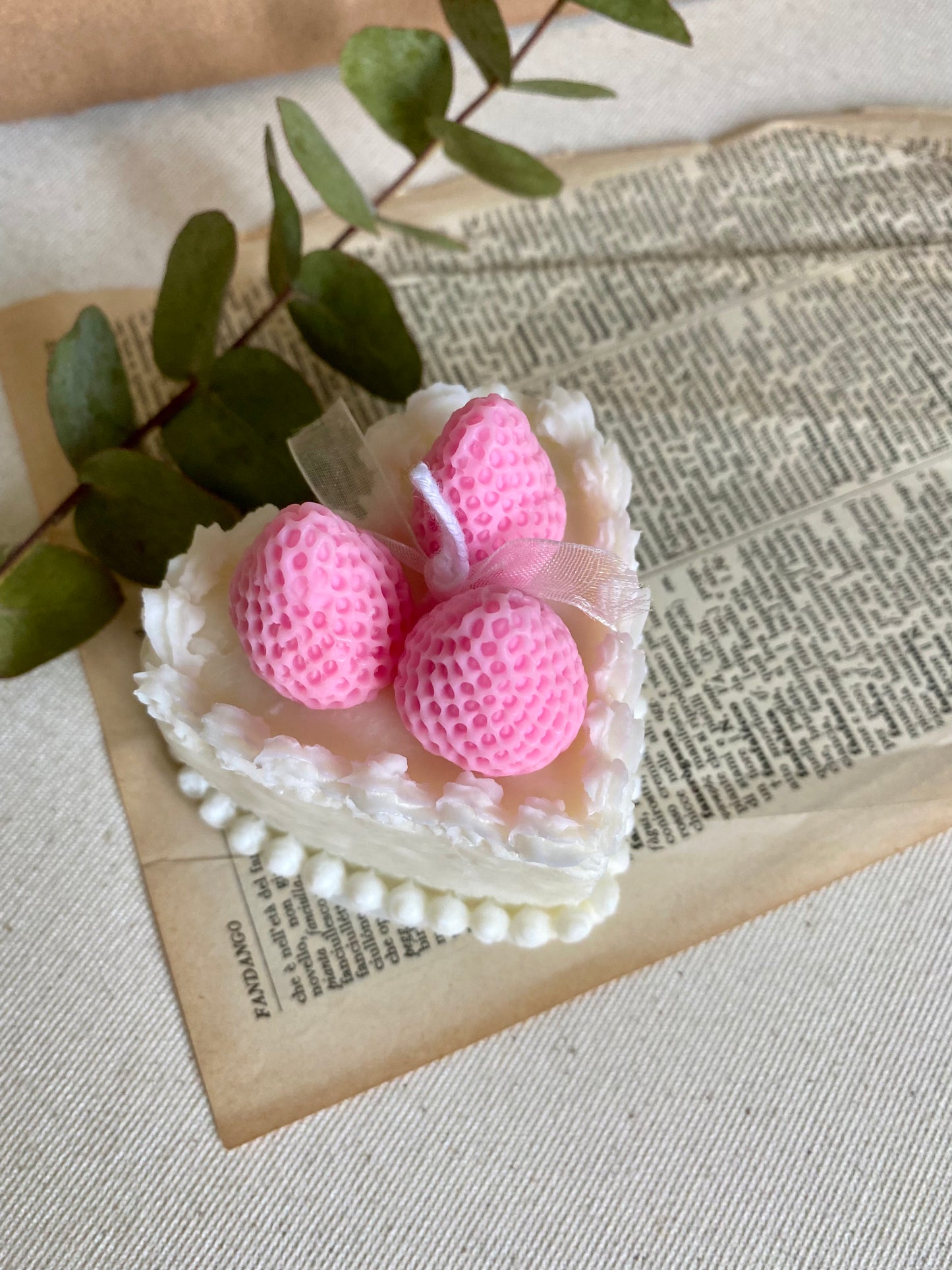 Candela “Torta a forma di cuore con le fragole “